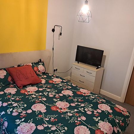 Private And Comfortable Room In Cosy Home Nottingham Exterior foto